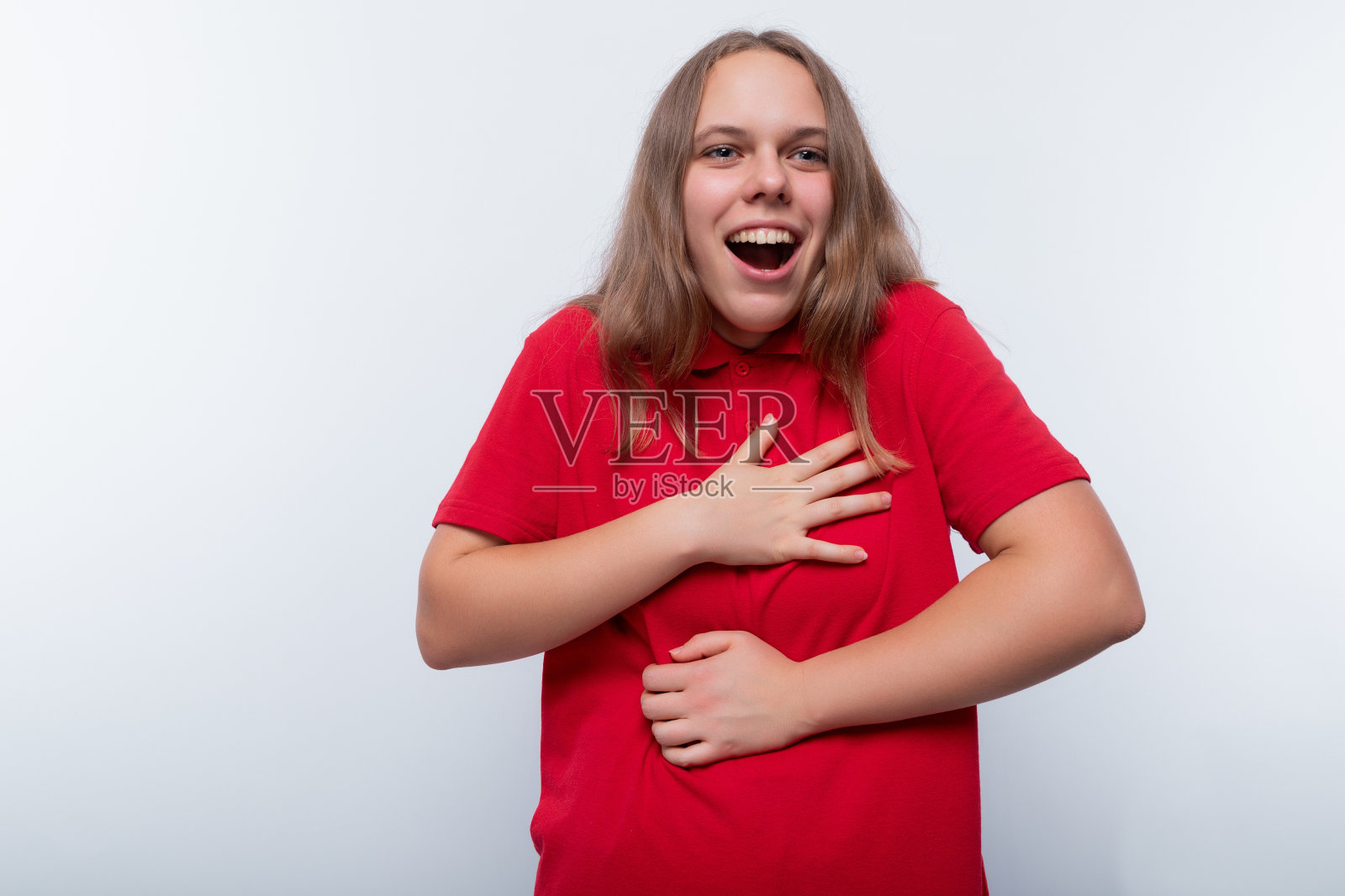 有趣的棕色头发的女孩大声笑照片摄影图片