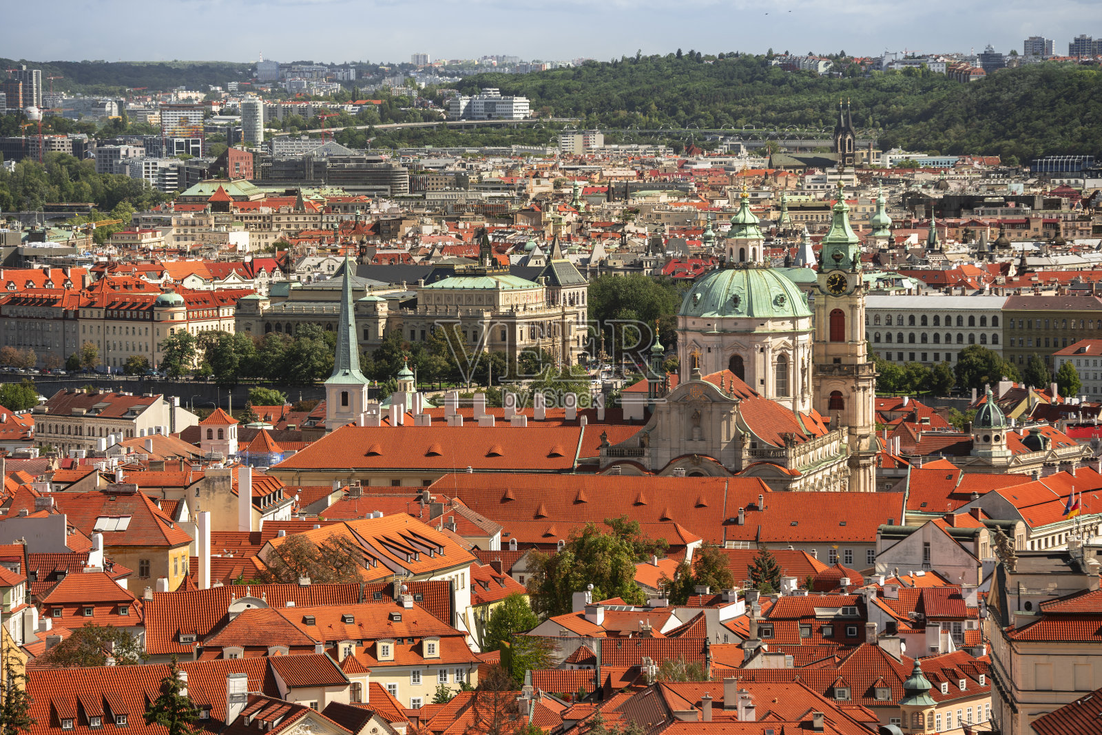 从彼得林花园果园俯瞰布拉格城市天际线，捷克共和国照片摄影图片