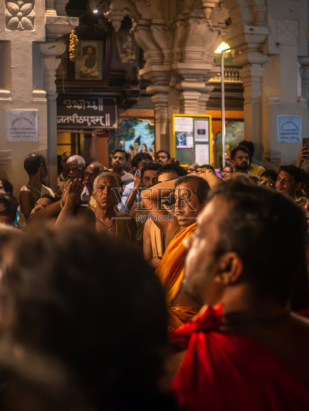 在奎师那神庙拉特亚特拉期间，庙里的神拉着巨大的战车穿过汽车街。照片摄影图片