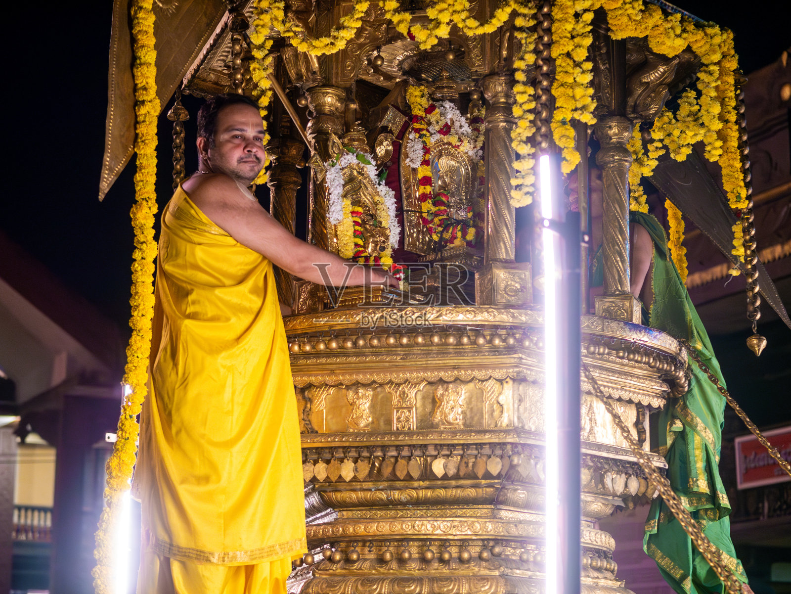 在奎师那神庙拉特亚特拉期间，庙里的神拉着巨大的战车穿过汽车街。照片摄影图片