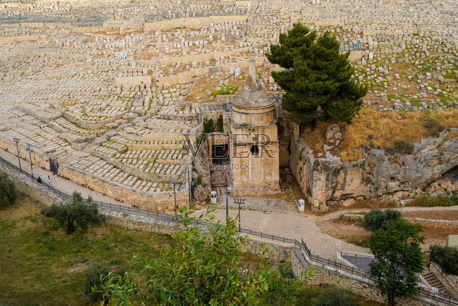 耶路撒冷橄榄山上的犹太公墓和押沙龙墓全景照片摄影图片