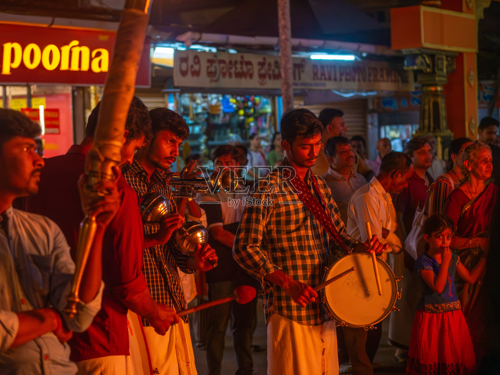 传统的印度音乐在奎师那神庙拉特拉期间播放，信徒们拉着庙里的神拉着大型战车照片摄影图片