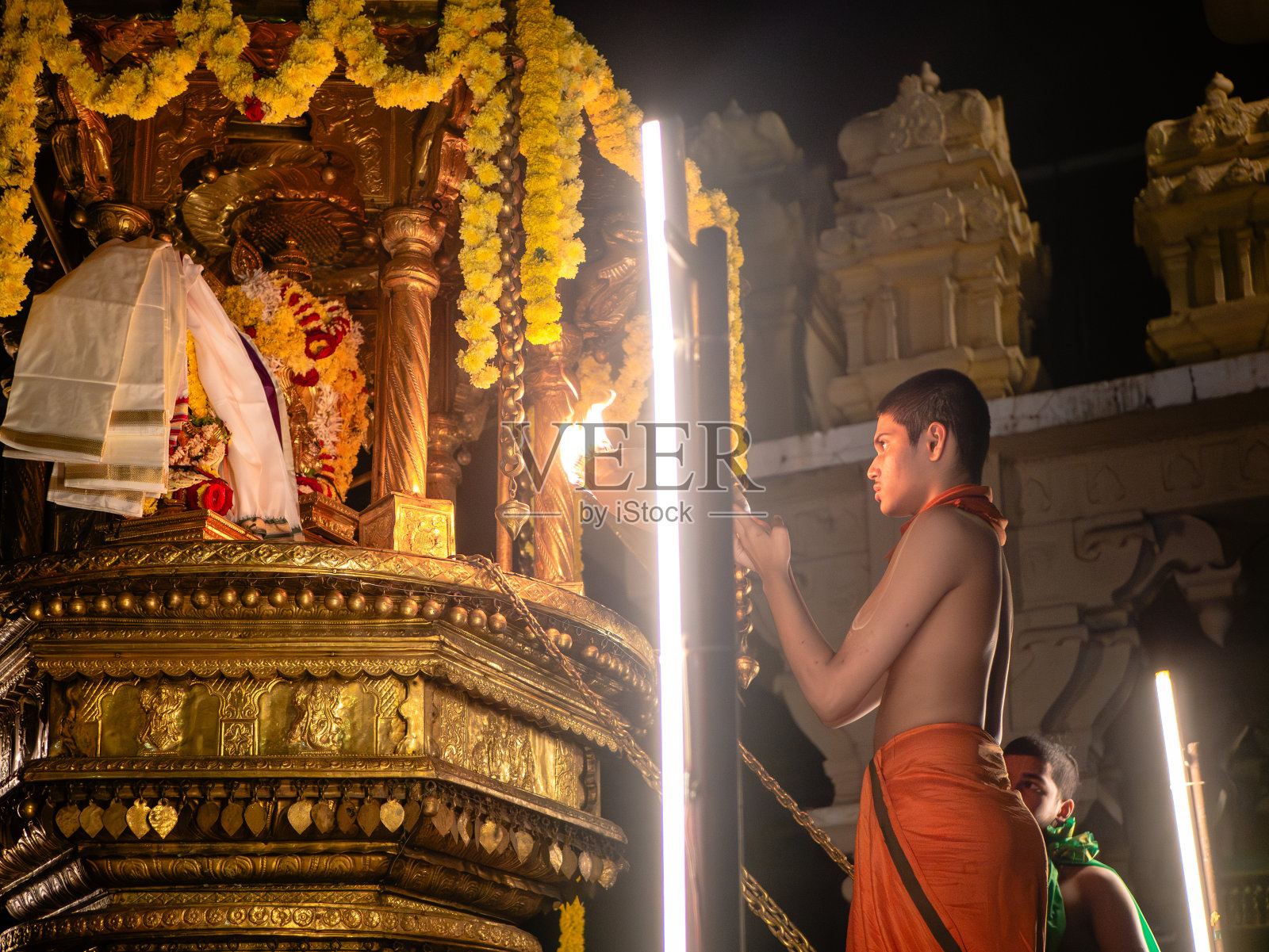 在奎师那神庙拉特亚特拉期间,庙里的神拉着巨大的战车穿过汽车街。照片摄影图片