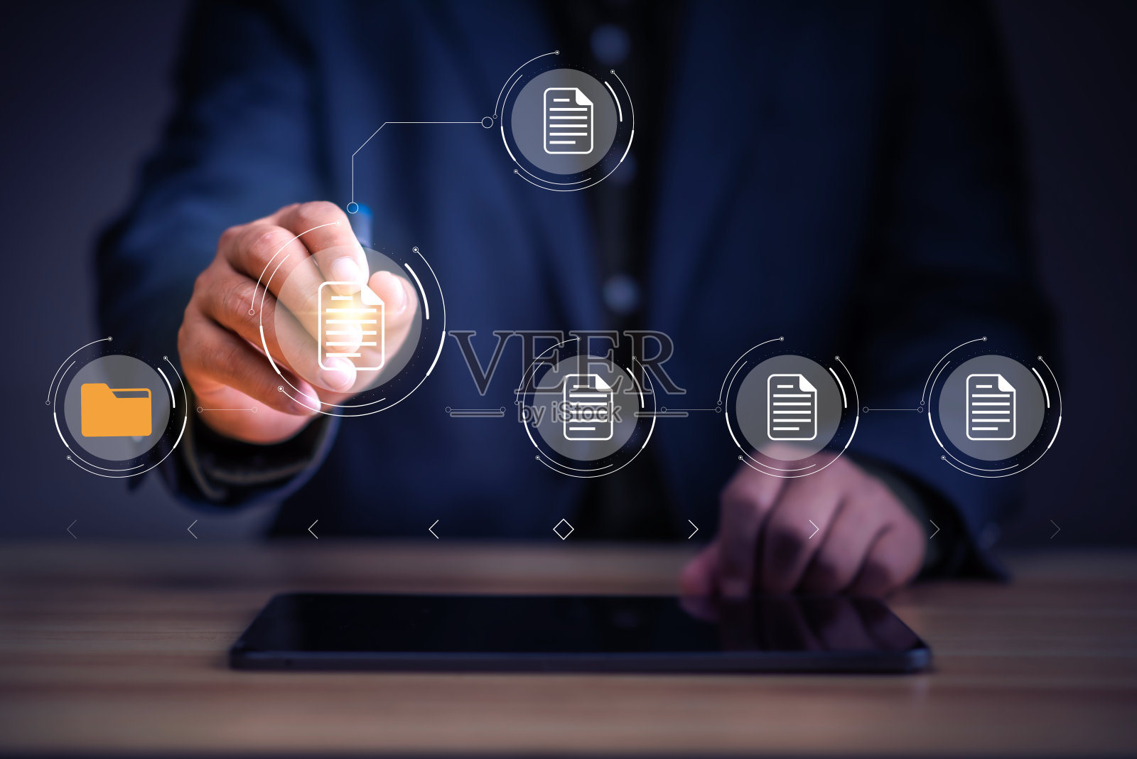 电子文档和无纸化概念。使用软件管理电子文档的人。文件管理系统和流程自动化。照片摄影图片