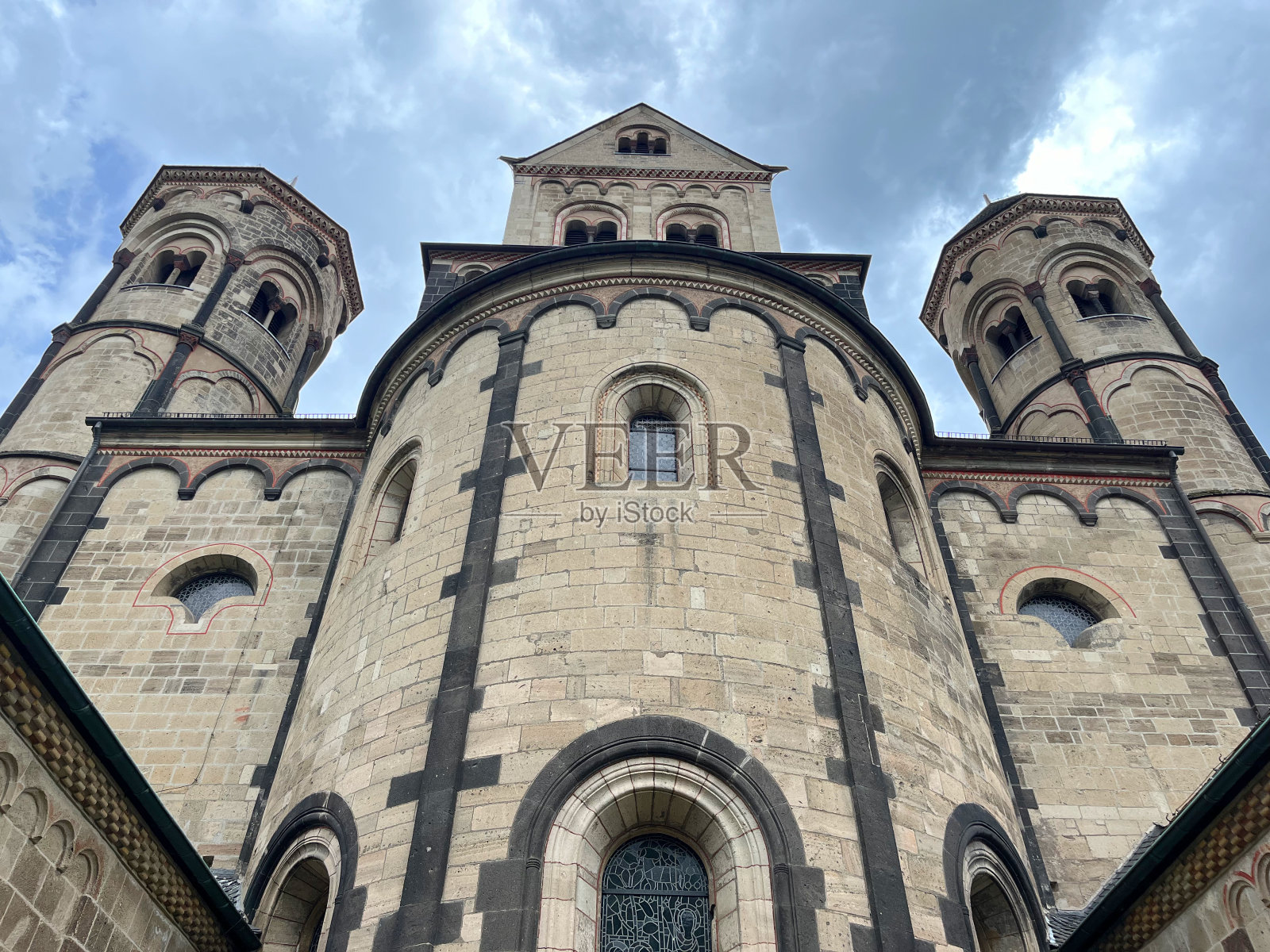 玛丽亚·拉赫修道院是一座本笃会修道院，位于德国莱茵兰-普法尔茨的艾菲尔地区，拉赫湖(拉赫湖)西南岸的Glees照片摄影图片