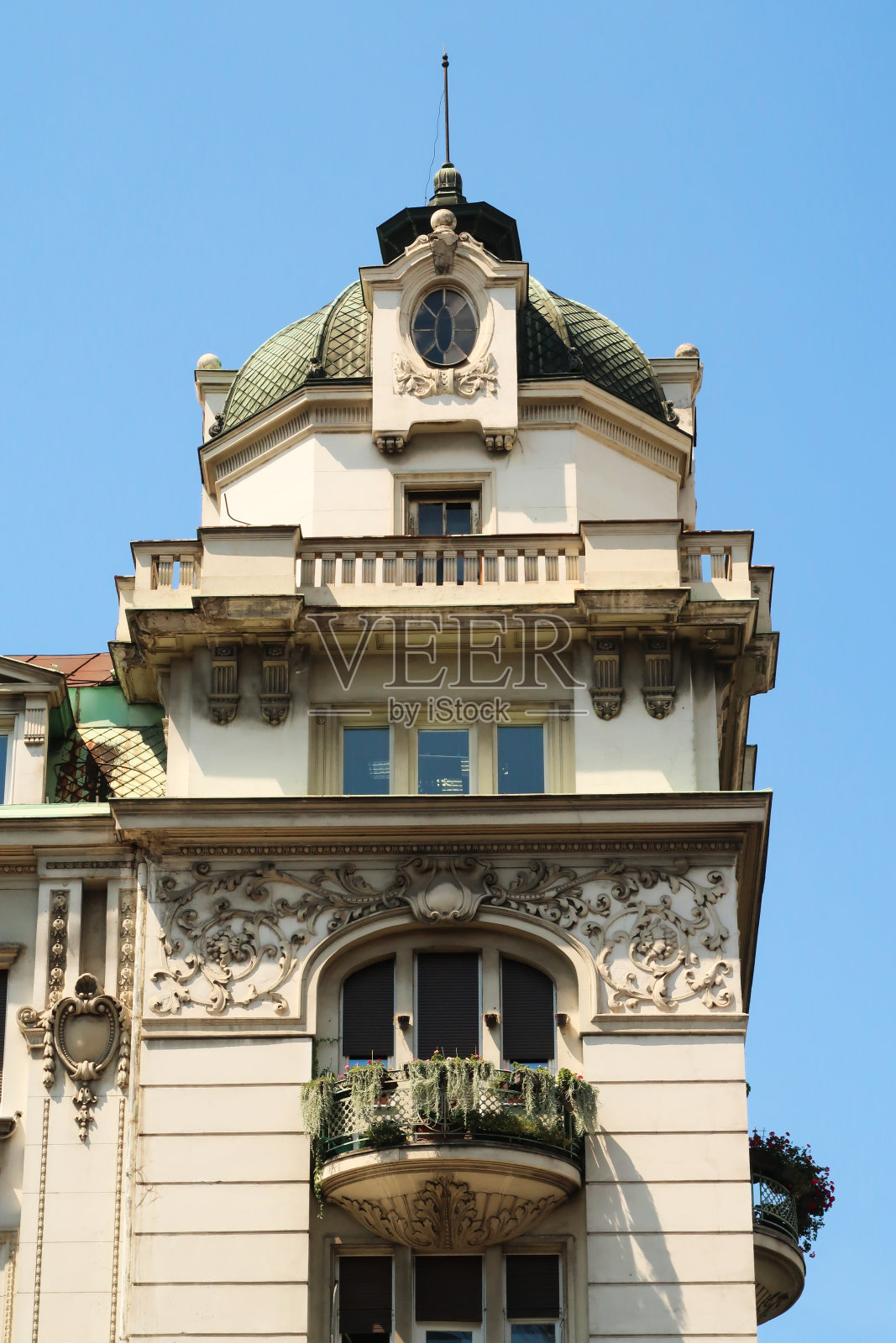 位于塞尔维亚贝尔格莱德市中心的俄罗斯沙皇大厦，是一座带有新巴洛克风格和新艺术风格元素的住宅和商业建筑照片摄影图片