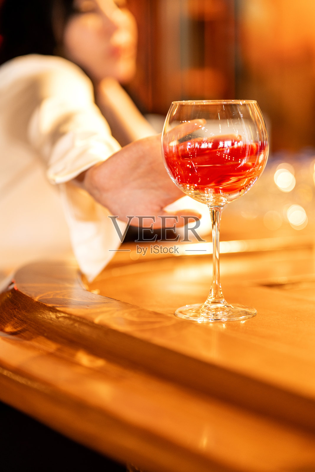 一个女人在酒吧里拒绝了一杯酒。酒精中毒的概念照片摄影图片