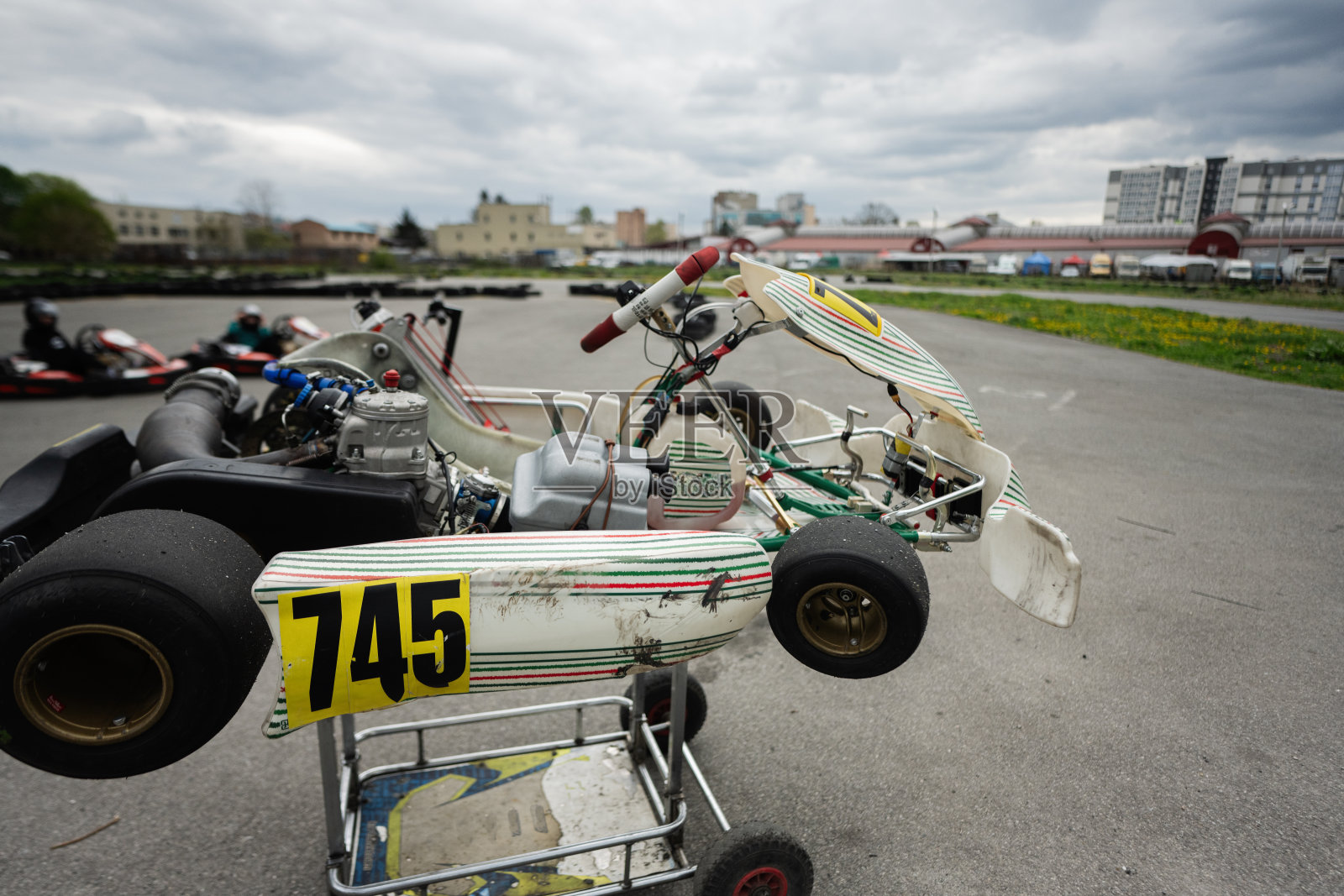 卡丁车赛道与卡丁车和设备准备比赛照片摄影图片