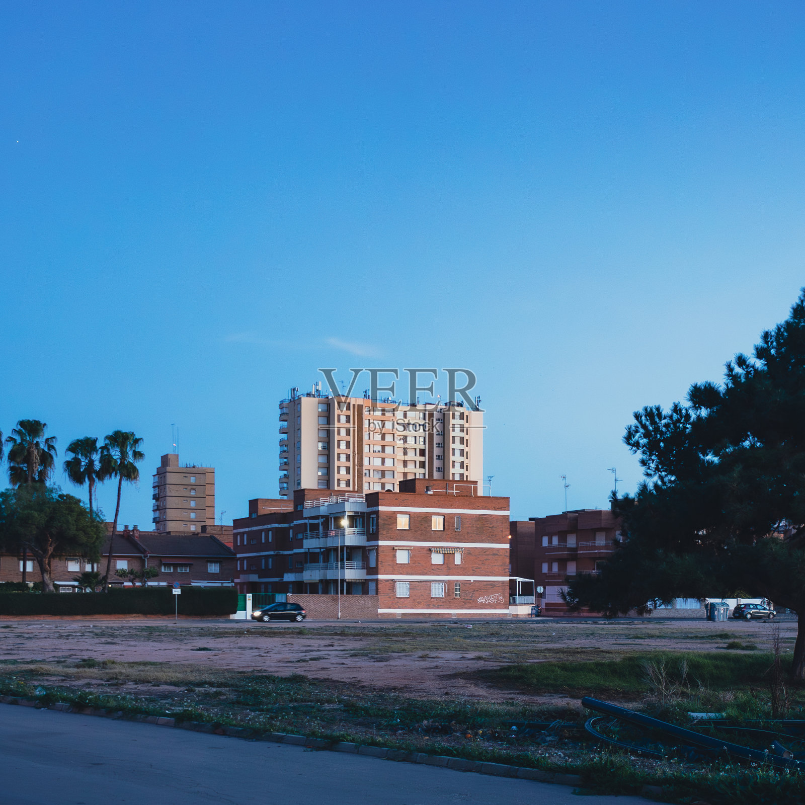 砖房，黎明时分，后面是更高的住宅楼照片摄影图片