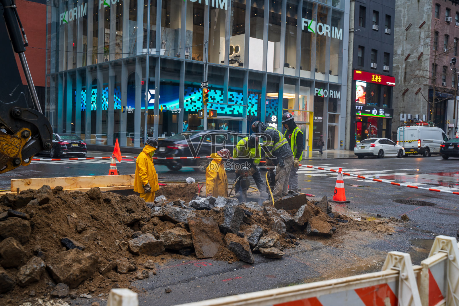 纽约市中心的道路建设。工人们在雨中努力工作。照片摄影图片