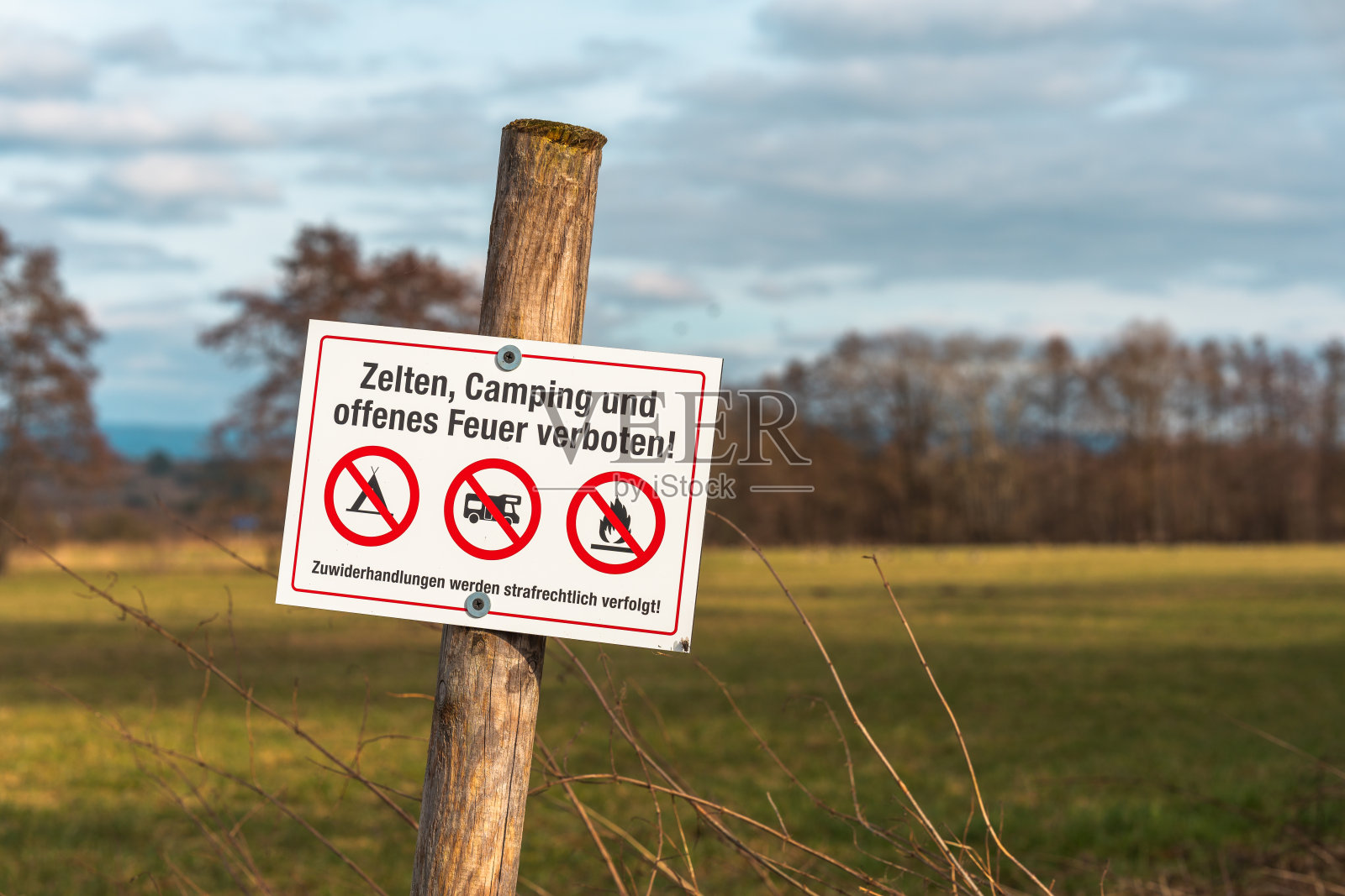 挂着禁止露营标志的木杆照片摄影图片
