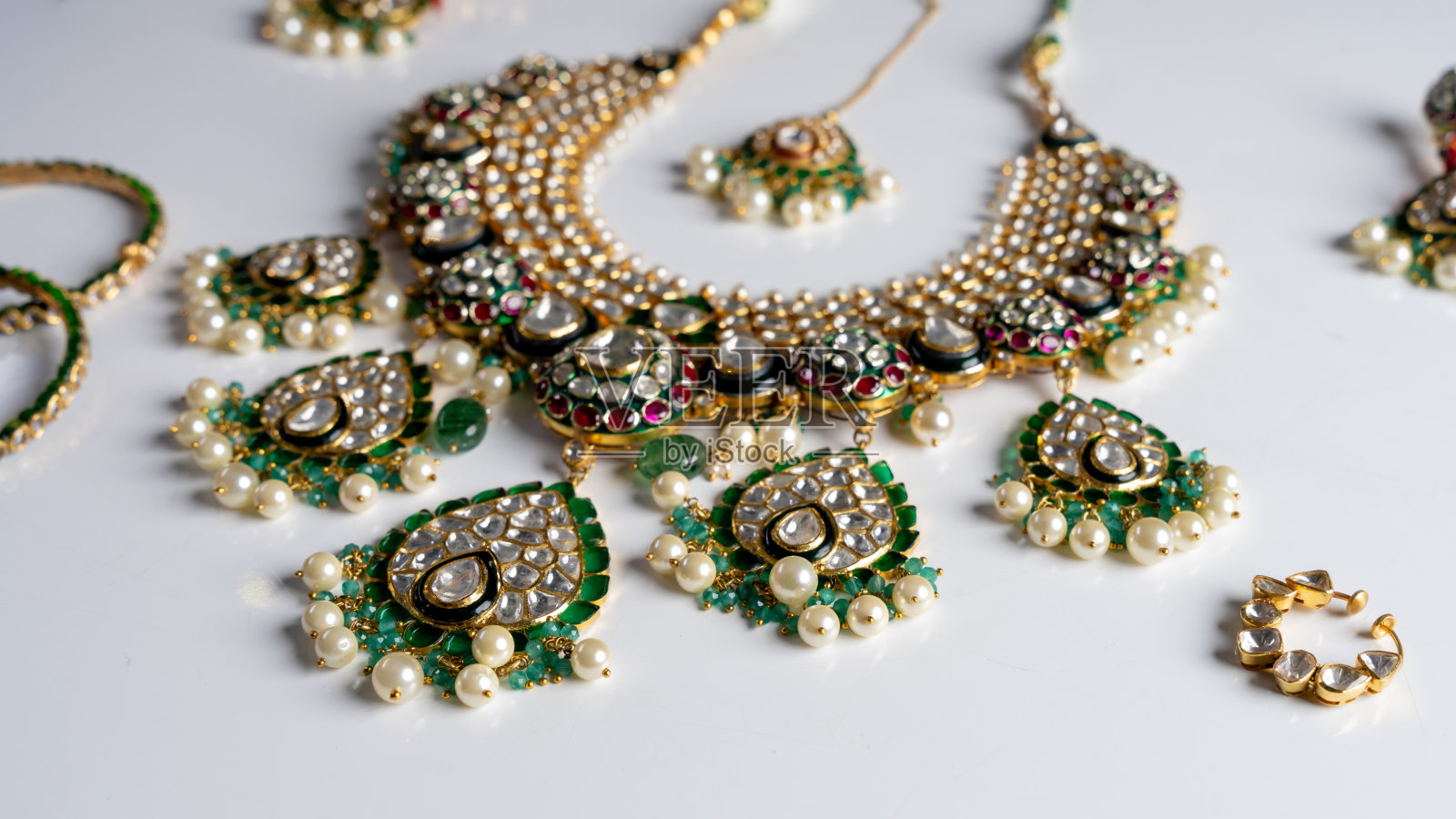 配套的白色和绿色珠宝与珍珠和水晶照片摄影图片