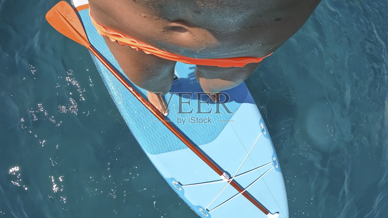 第一人称视角下的年轻女子海上桨板运动照片摄影图片