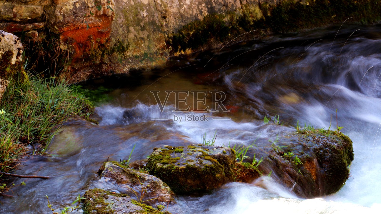 水有一个小瀑布在流动照片摄影图片