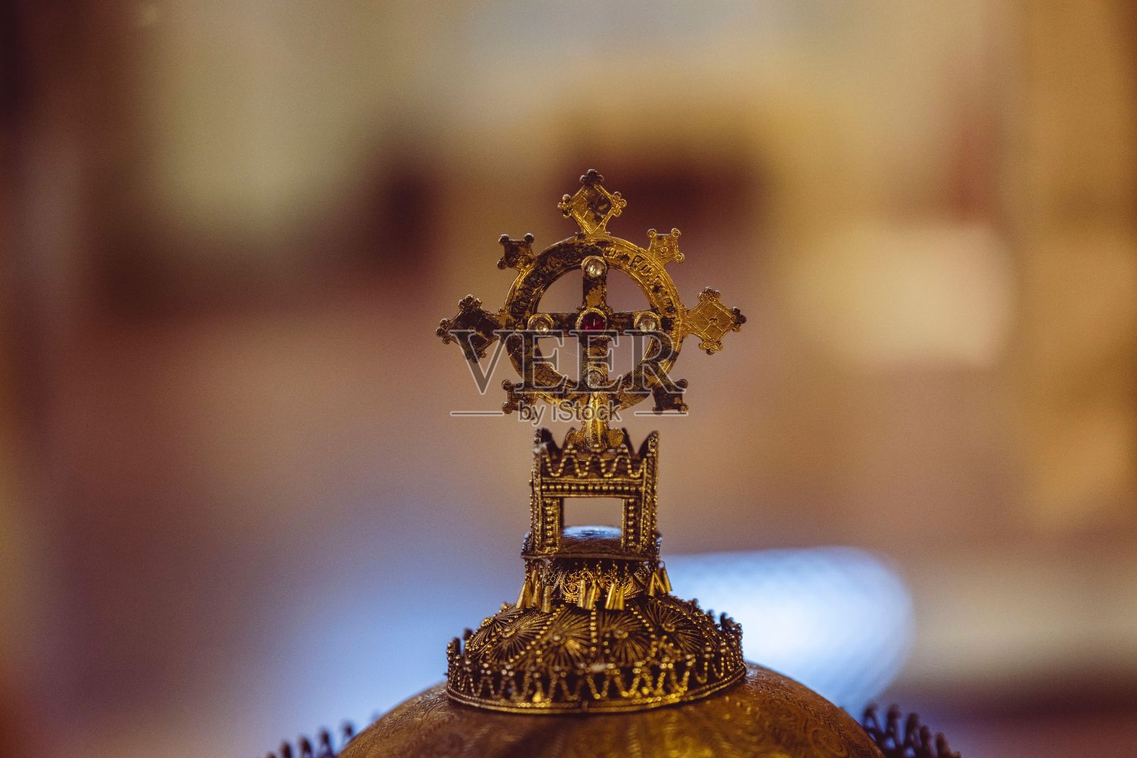 一个金色物体的特写照片，上面有两个十字架照片摄影图片