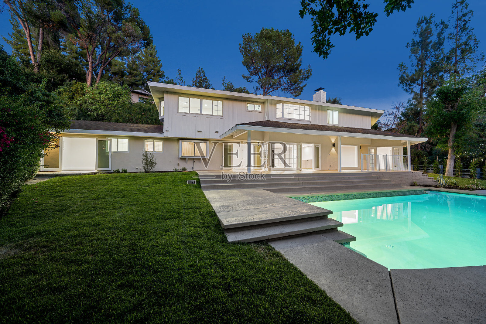 豪华的洛杉矶改造住宅与一个游泳池照片摄影图片