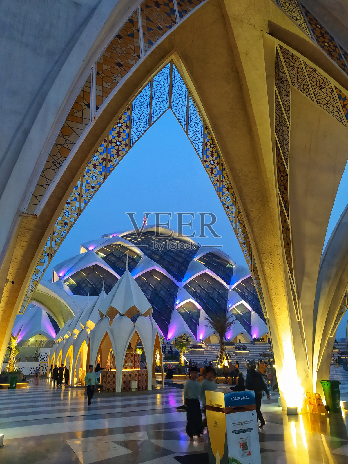 万隆贾巴尔清真寺的外观设计照片摄影图片