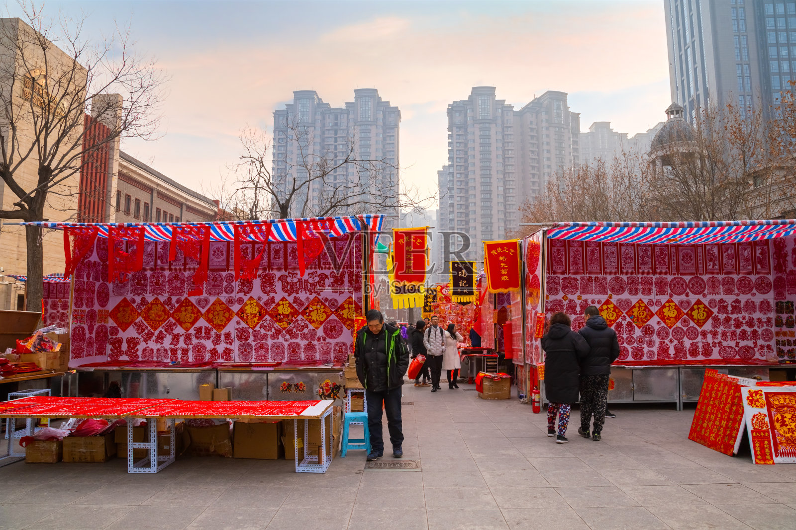 中国天津古文华街人行道上，身份不明的人和摊贩在一起照片摄影图片