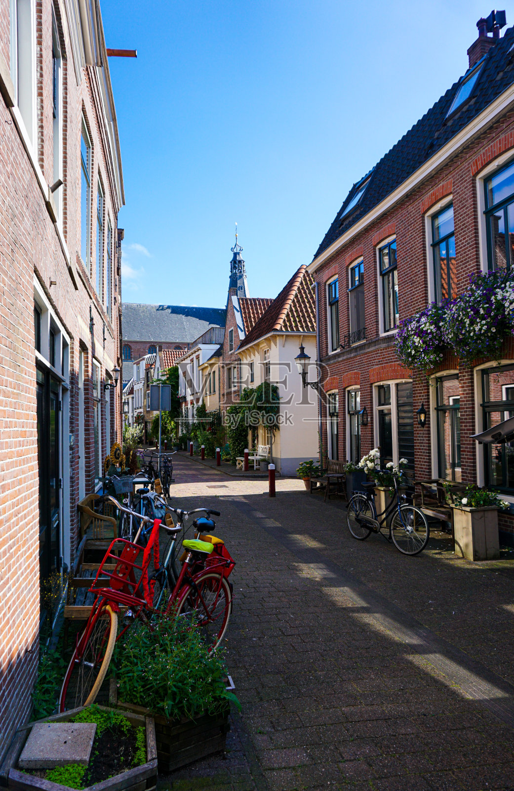 夏季建筑物之间的城市街道照片摄影图片