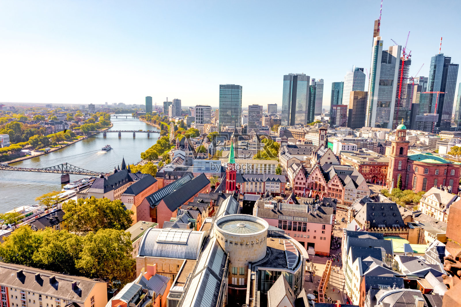 法兰克福老城与凯撒帝国，从上面看照片摄影图片