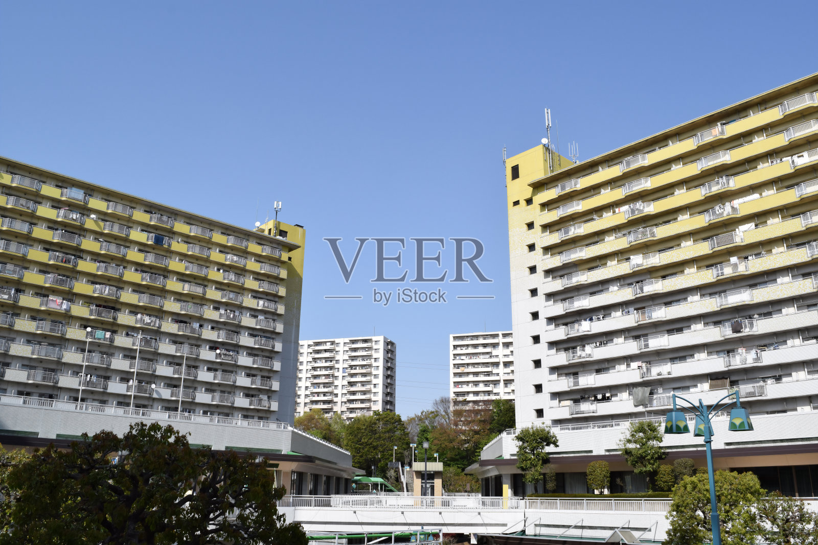 团地，这是日本公寓的一种类型(横滨市若台团地)照片摄影图片