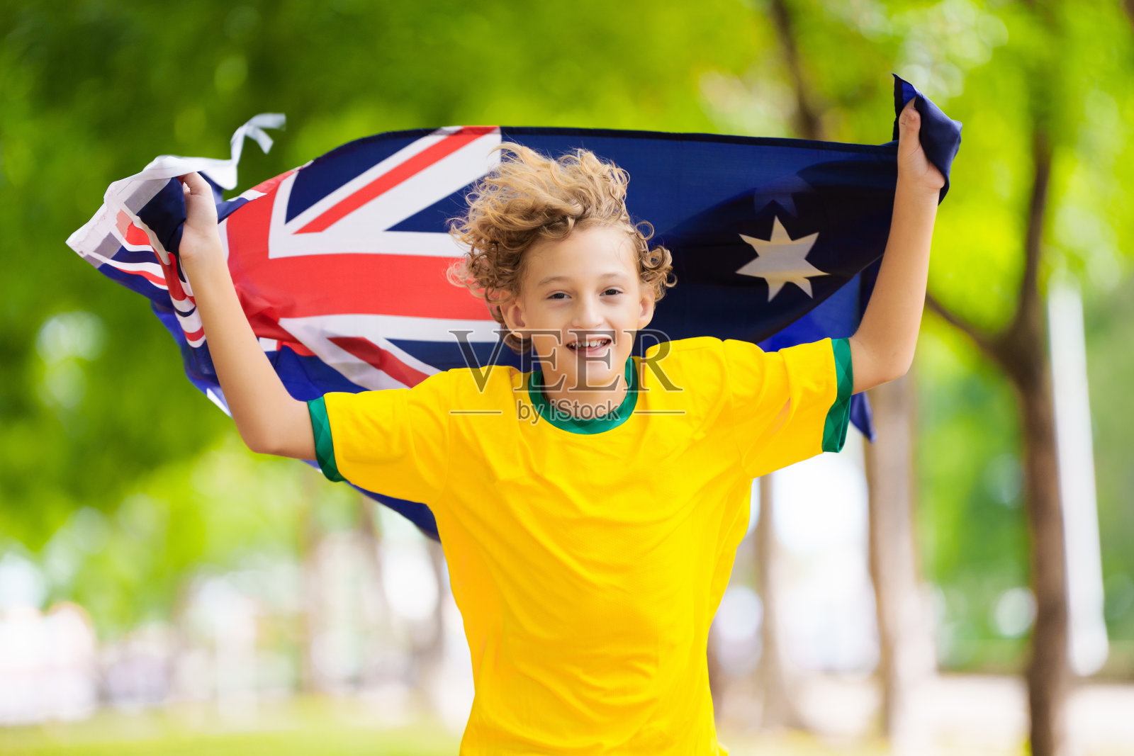 澳大利亚球迷。举着国旗的澳大利亚男孩。照片摄影图片