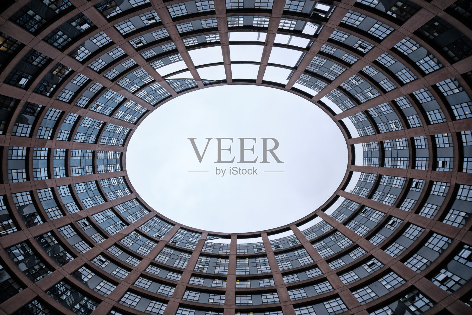 斯特拉斯堡欧洲议会大厦的低角度拍摄。照片摄影图片