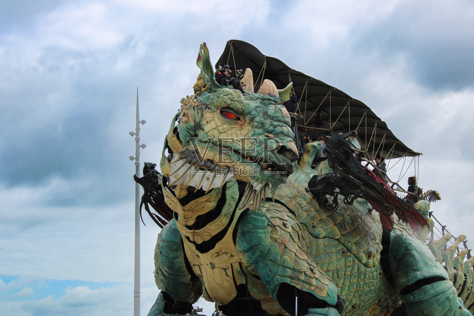 加莱之龙:在加莱海岸的林荫大道上行走的机动龙照片摄影图片