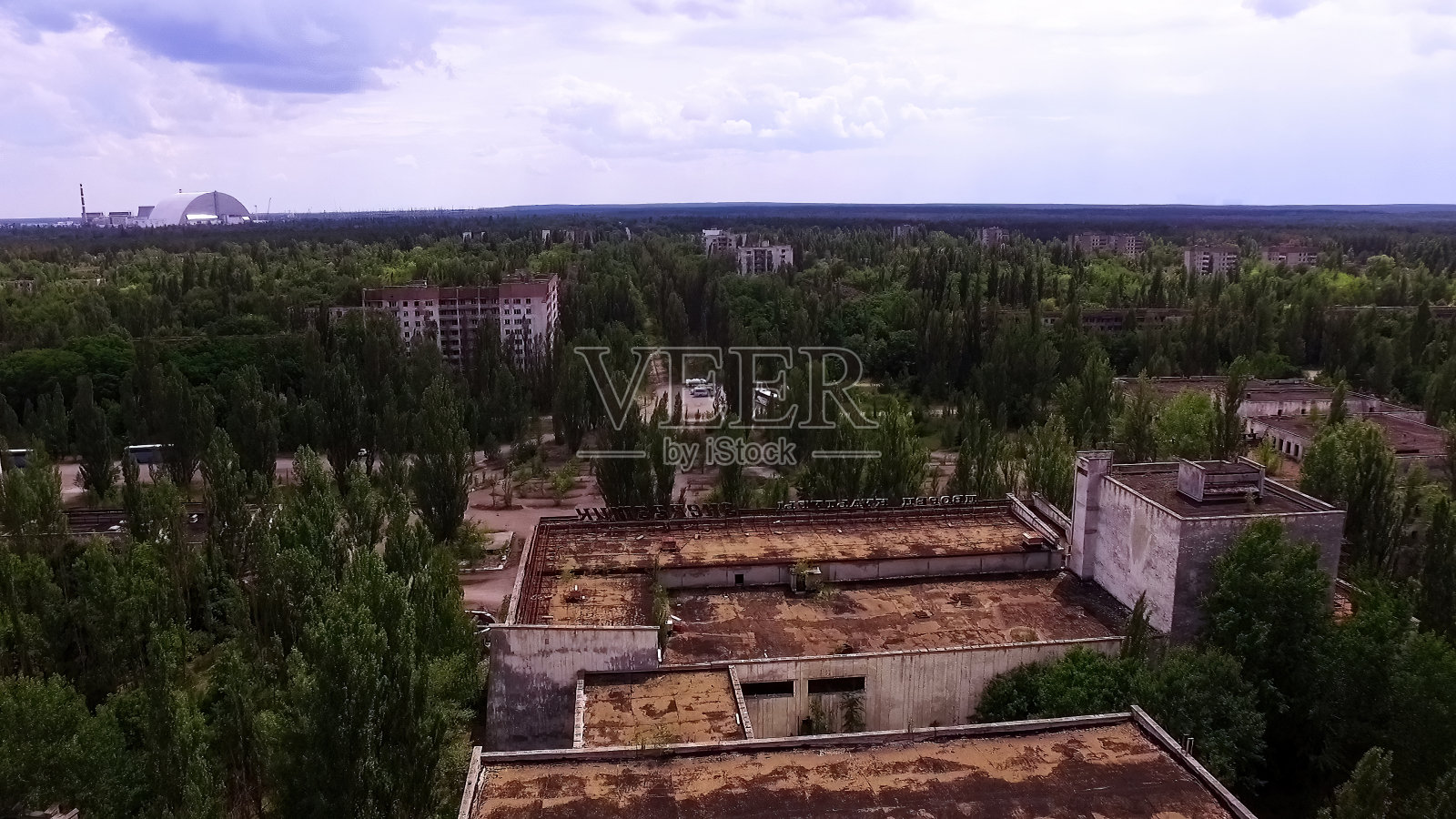 鸟瞰图。普里皮亚季城。从普里皮亚季废弃的住宅楼中看到切尔诺贝利核电站。照片摄影图片