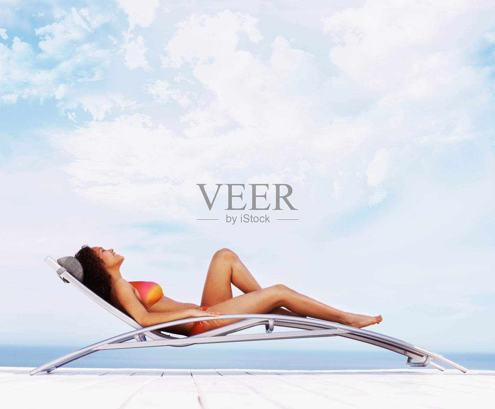 户外，椅子和女人有夏天，假期和假日有天空的背景，放松和云。人，旅行和女孩的海滩，水和海洋的和平，空间和冒险的旅程照片摄影图片