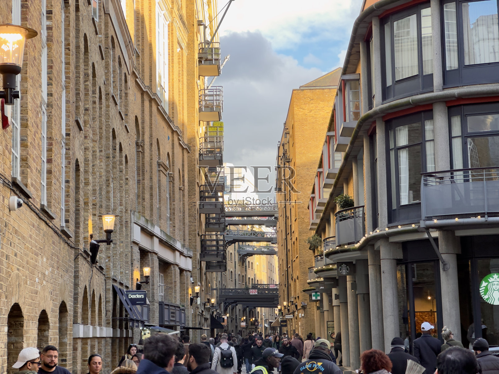 有很多人一起走在街上照片摄影图片