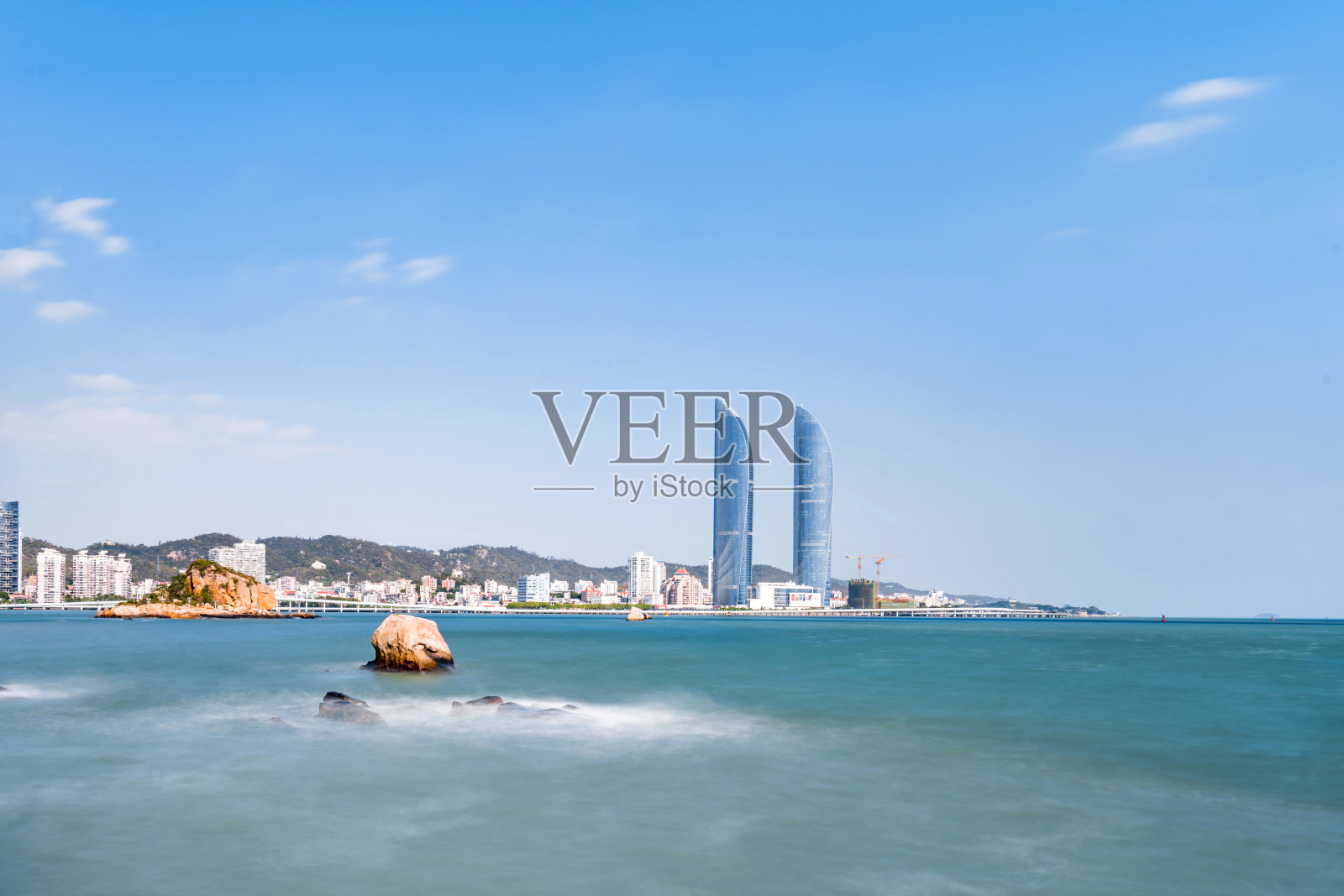 中国福建省厦门的双子塔和海岸线风光照片摄影图片