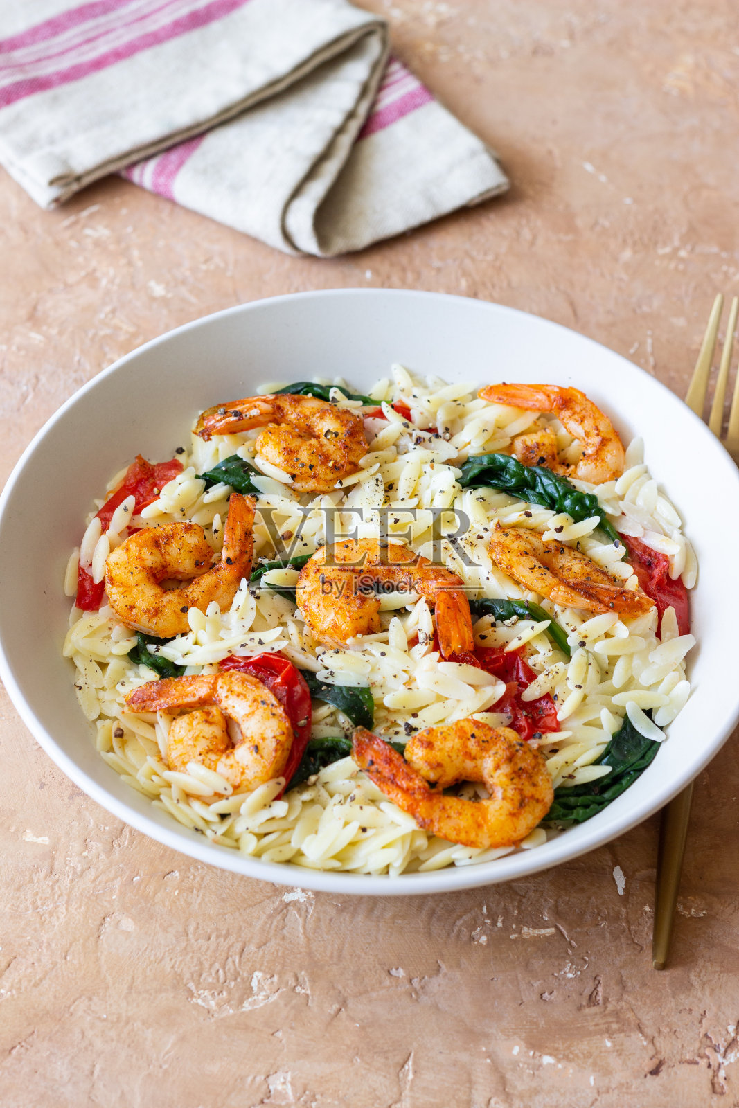 意大利面配虾、菠菜和西红柿。意大利菜。海鲜。照片摄影图片