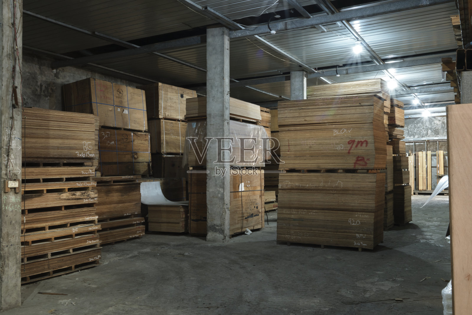 配货仓库中一排排的木板，采光自然。适用于工业仓储工厂内部主题。没有人。照片摄影图片