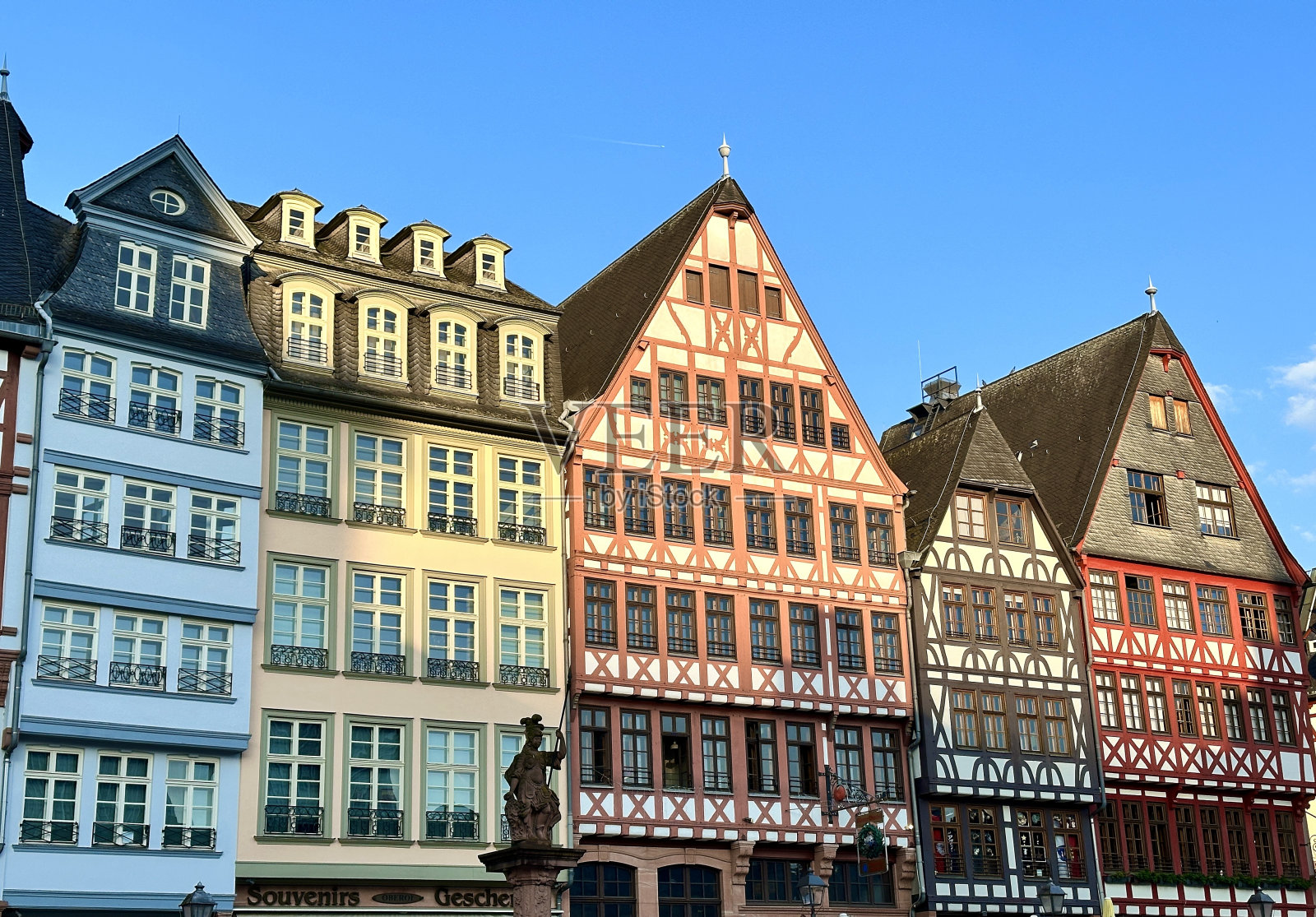 法兰克福广场东排Römer在傍晚的阳光下照片摄影图片