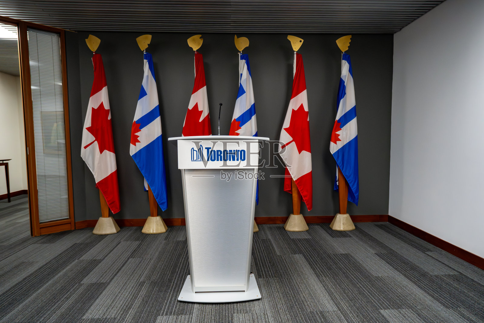 多伦多市政厅的内景。多伦多市政厅，或新市政厅，是多伦多市政府的所在地。加拿大多伦多——2024年5月26日。照片摄影图片