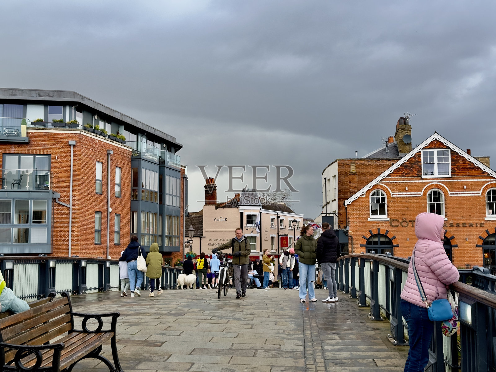 人们站在街上,前面放着长椅照片摄影图片