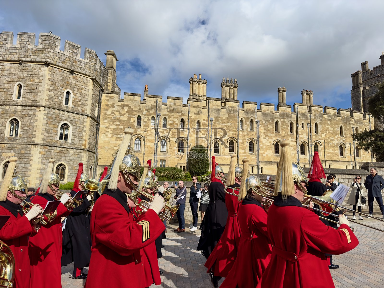 乐队在城堡前演奏，人们在观看演出照片摄影图片