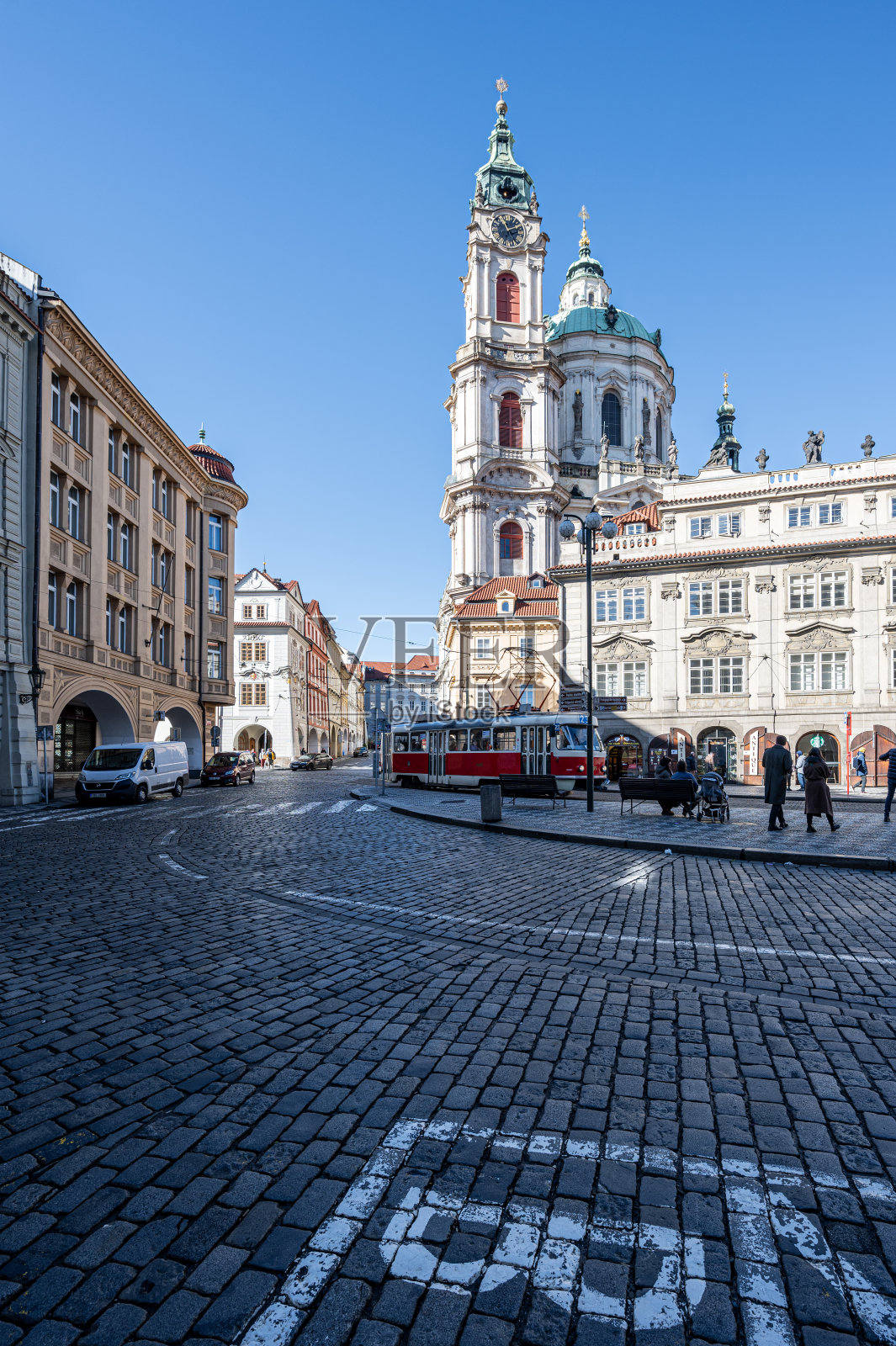 捷克共和国布拉格城市建筑前的城市广场照片摄影图片