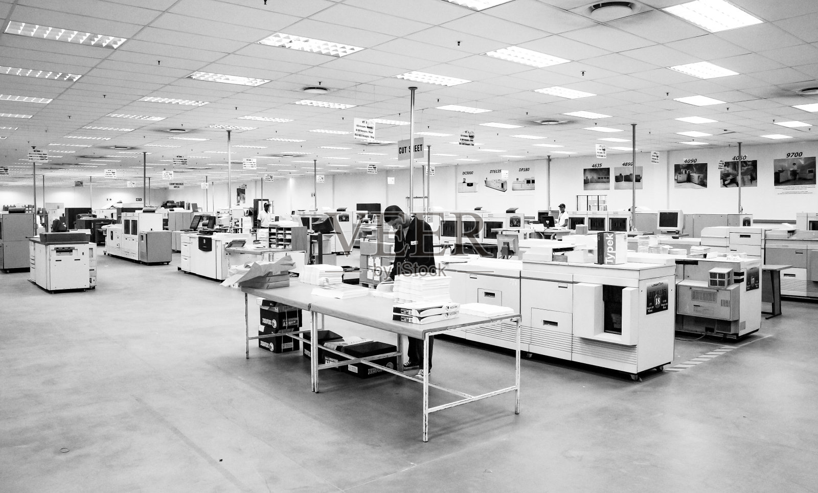 工厂里工作人员的黑白照片照片摄影图片