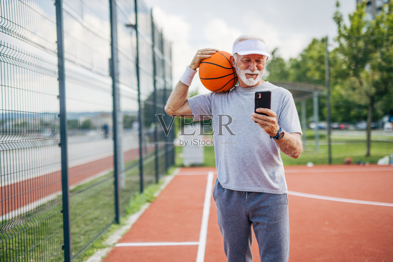 老人手持篮球的肖像照片摄影图片