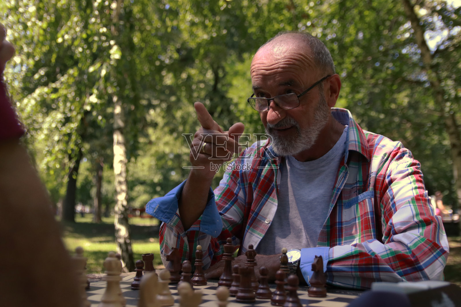 老人在自然中下棋照片摄影图片