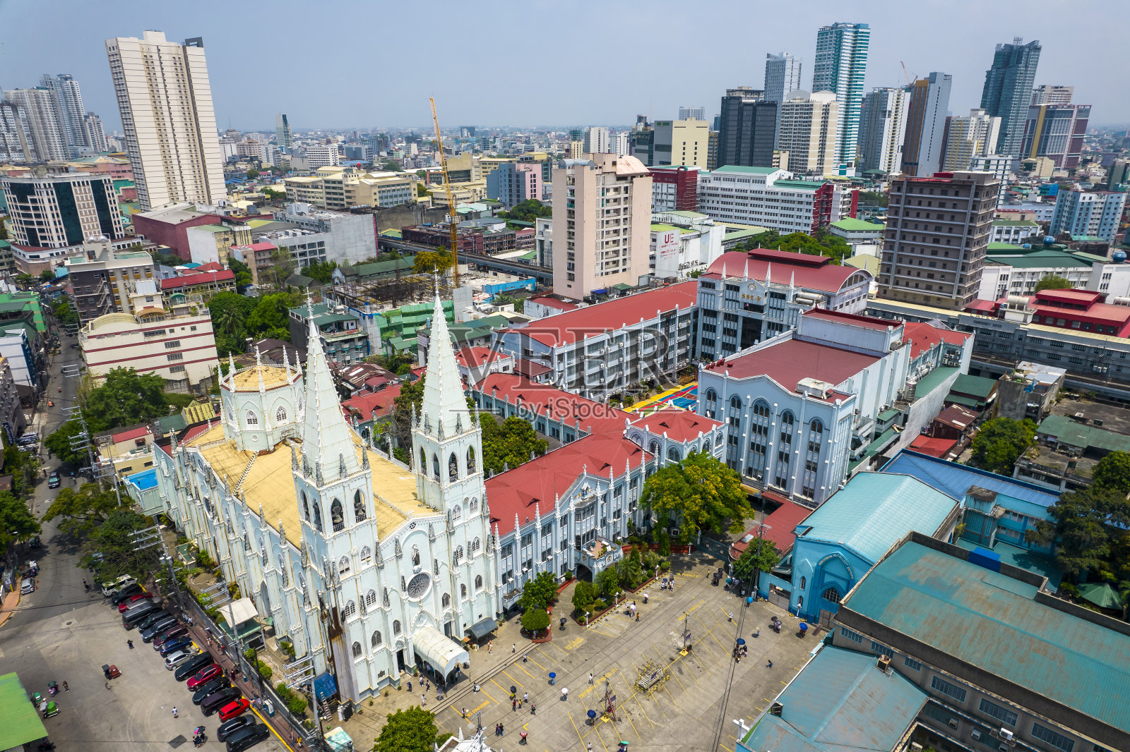 菲律宾马尼拉——圣塞瓦斯蒂安小教堂和周围天际线的航拍图。照片摄影图片
