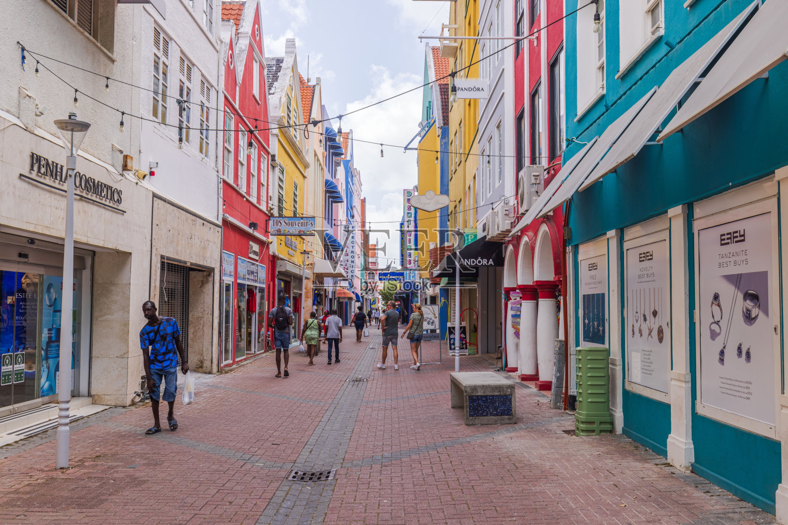 威廉斯塔德中心的历史观,有小型精品店和沿街漫步的人们。照片摄影图片