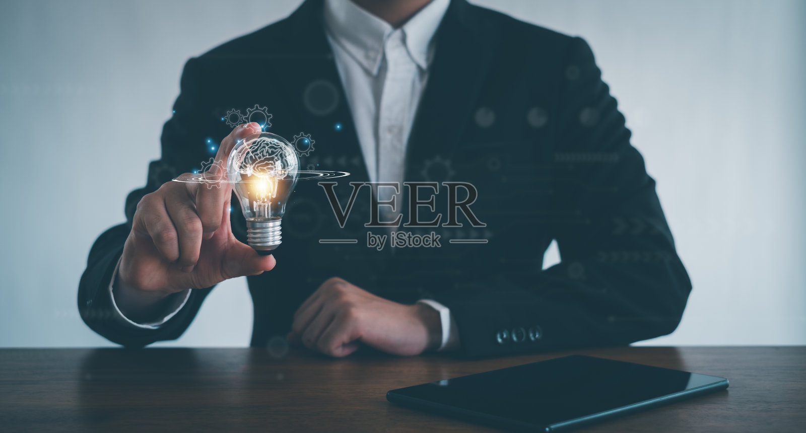 创新技术以科学传播理念，创新理念，手捧灯泡以理念为新理念，以理念为创新灵感。照片摄影图片