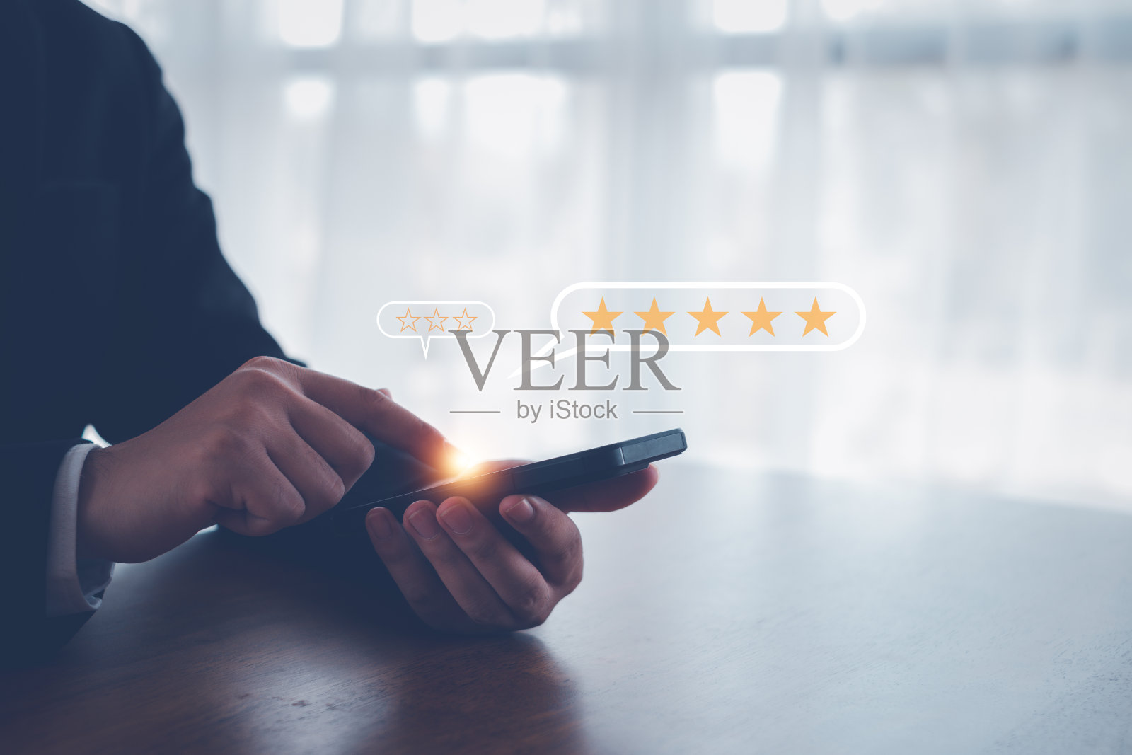 客户服务体验和业务满意度调查，近距离使用智能手机，并给予五星标志，以提高产品和服务理念的评级。照片摄影图片