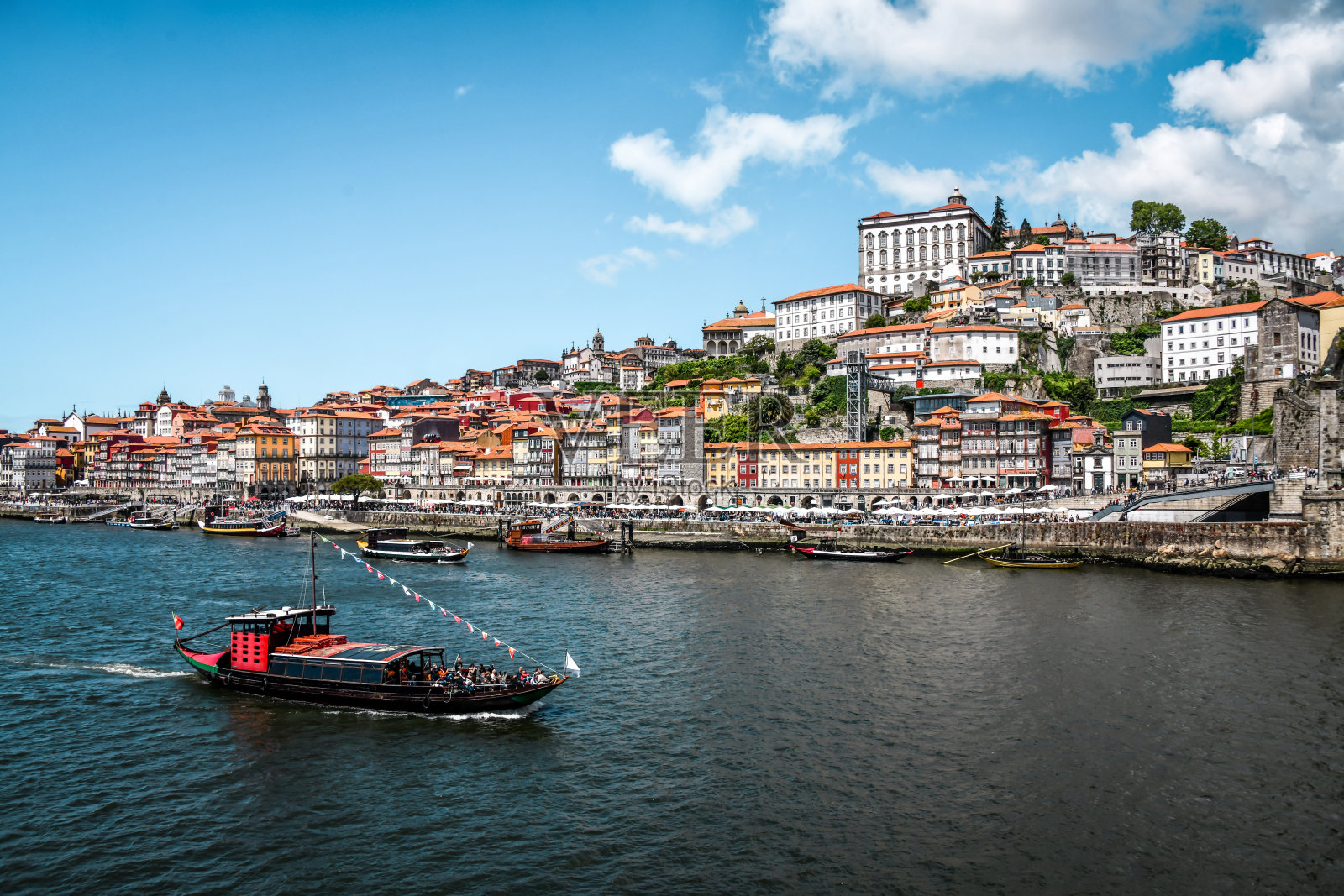 在葡萄牙波尔图俯瞰杜罗河的主教宫殿照片摄影图片