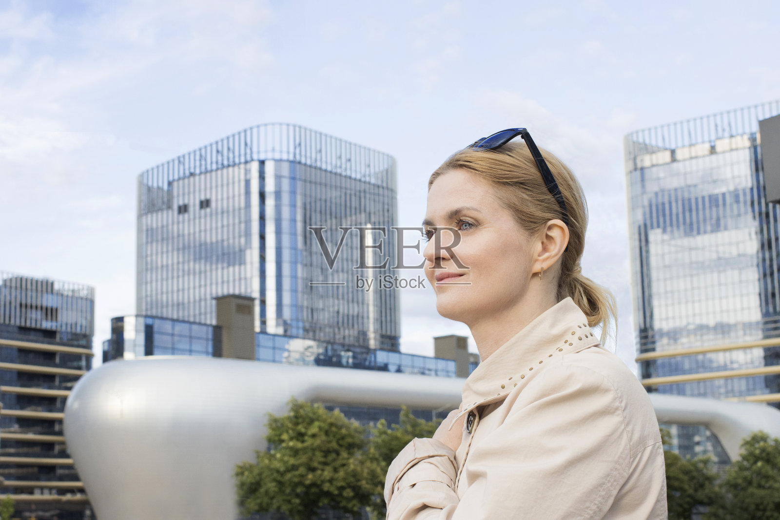 一个大城市里的女商人的肖像。照片摄影图片