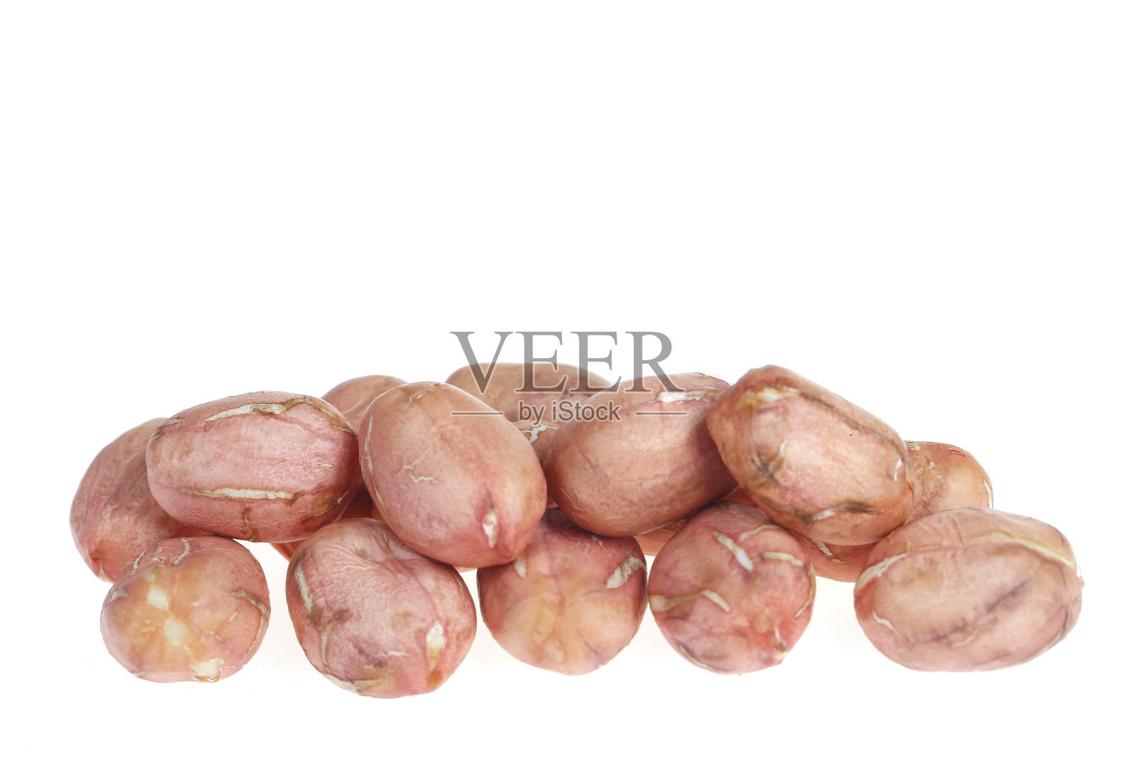 在白色背景上分离的去皮花生仁照片摄影图片