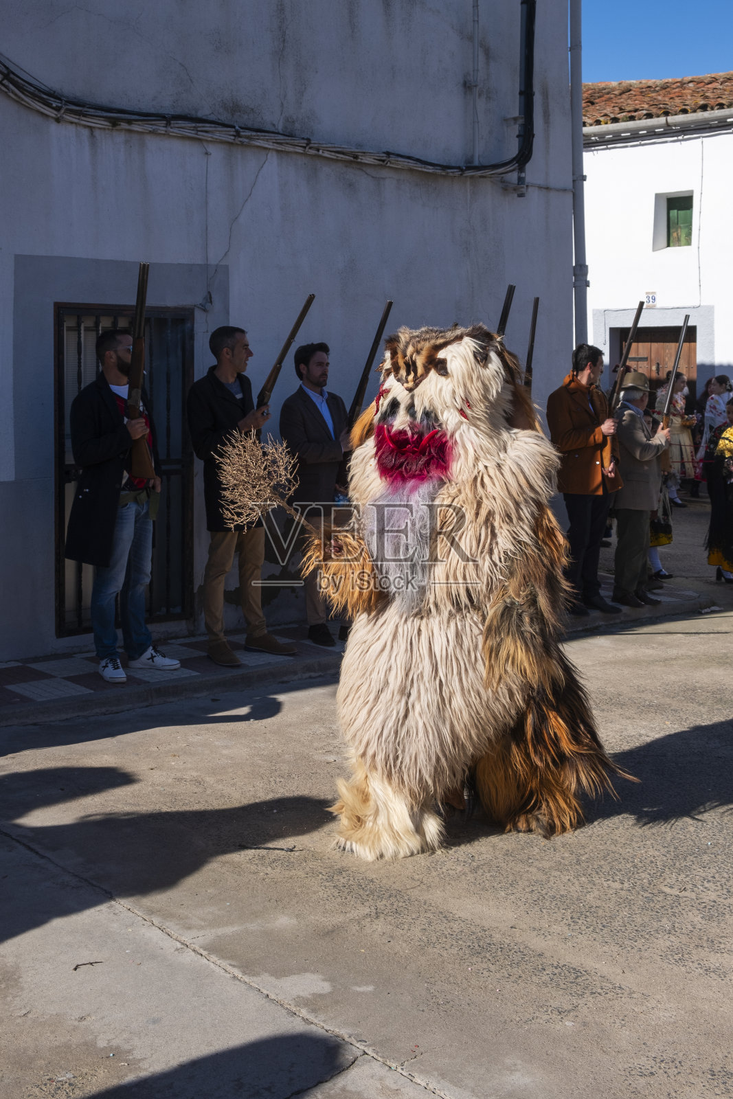 Carantoñas，人们穿着晒黑的兽皮，戴着丑陋的面具，代表圣塞巴斯蒂安被熊杀死时崇拜的野兽照片摄影图片
